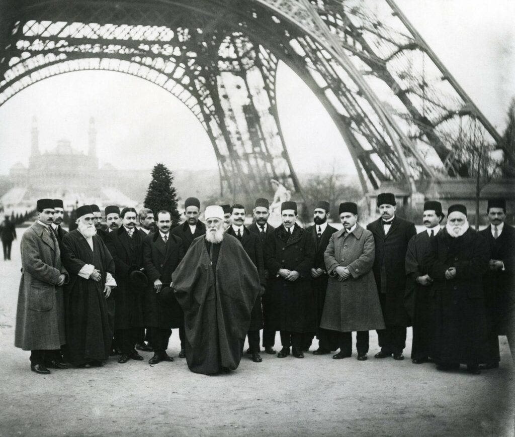 (1913年1月，阿博都—巴哈與一群巴哈伊朋友在法國巴黎艾菲爾鐡塔底下)